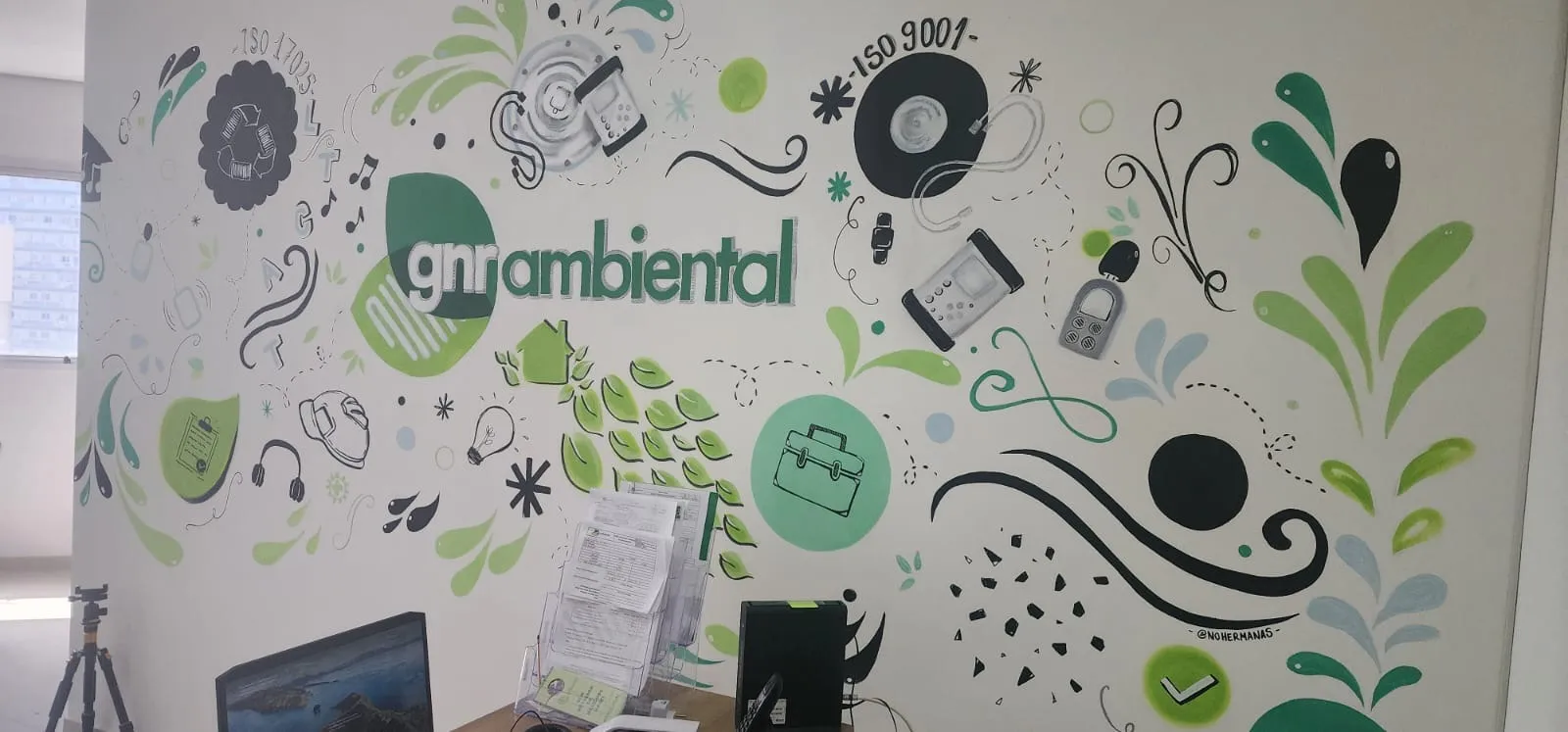 Parede com a identidade visual da GNR Ambiental