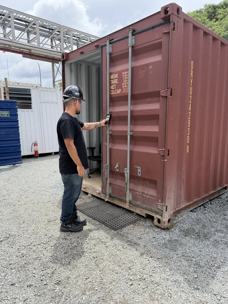 Engenheiro inspecionando container para laudo de habitabilidade