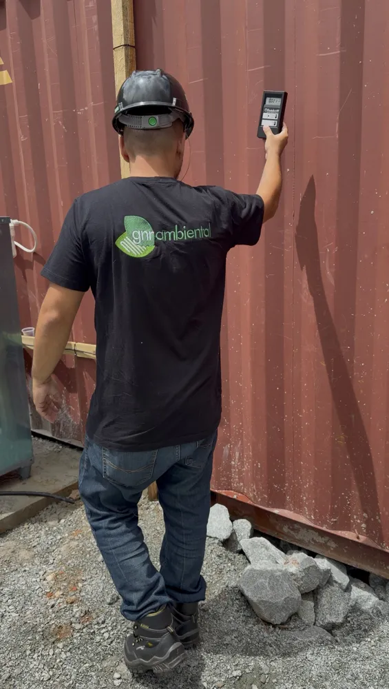 Vistoria técnica na porta do container