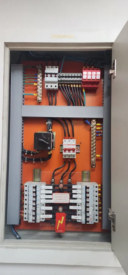 Quadro elétrico em inspeção conforme NR-10