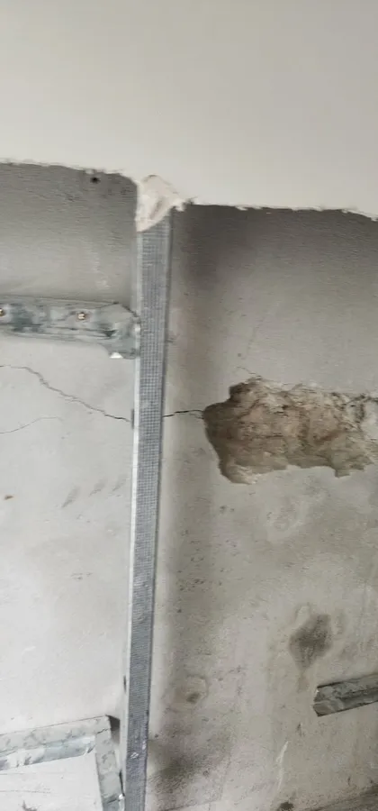 Trinca em alvenaria registrada em vistoria cautelar de vizinhança