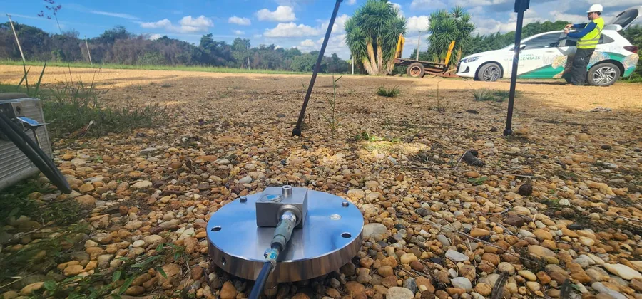 Geofone triaxial rigidamente acoplado para medição de vibração