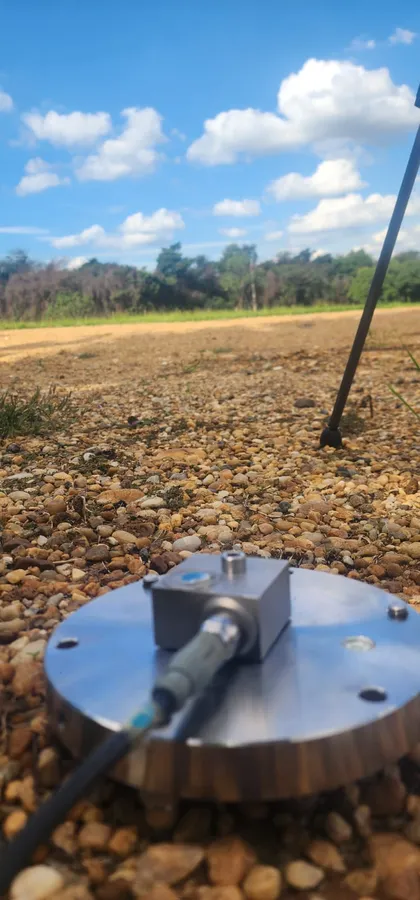 Sensor de vibração rigidamente acoplado ao solo