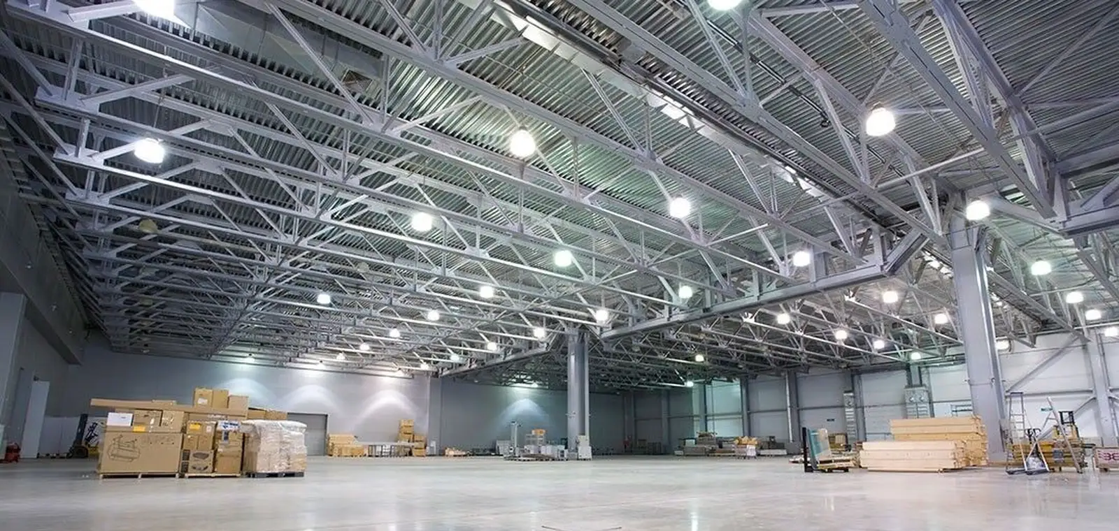 Galpão industrial com luminárias — avaliação de iluminância