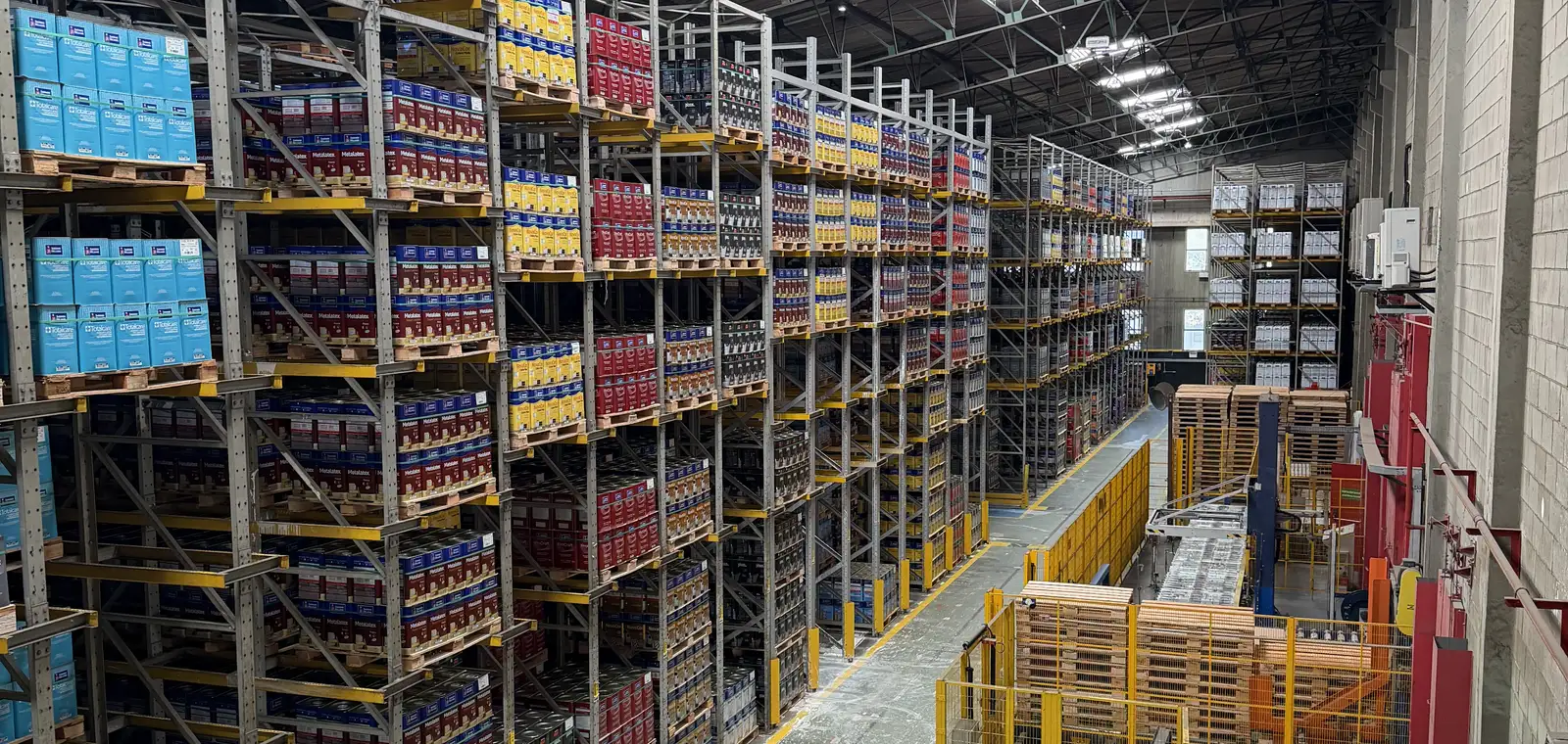 Armazém com estruturas porta-pallets