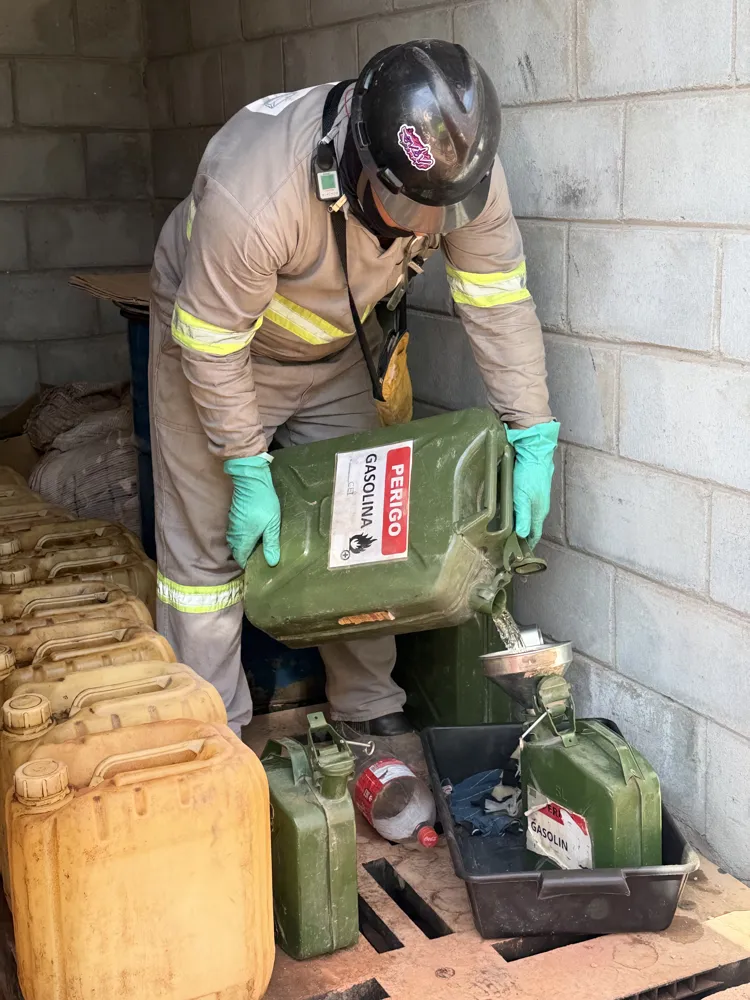 Trabalhador manuseando bombonas de líquidos inflamáveis