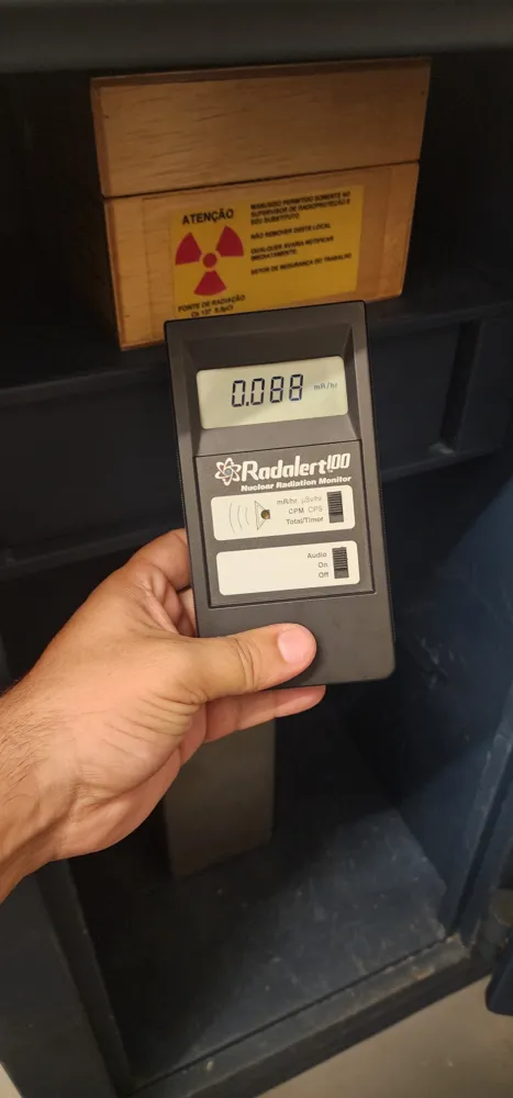 Medidor de radiação ionizante em avaliação de periculosidade