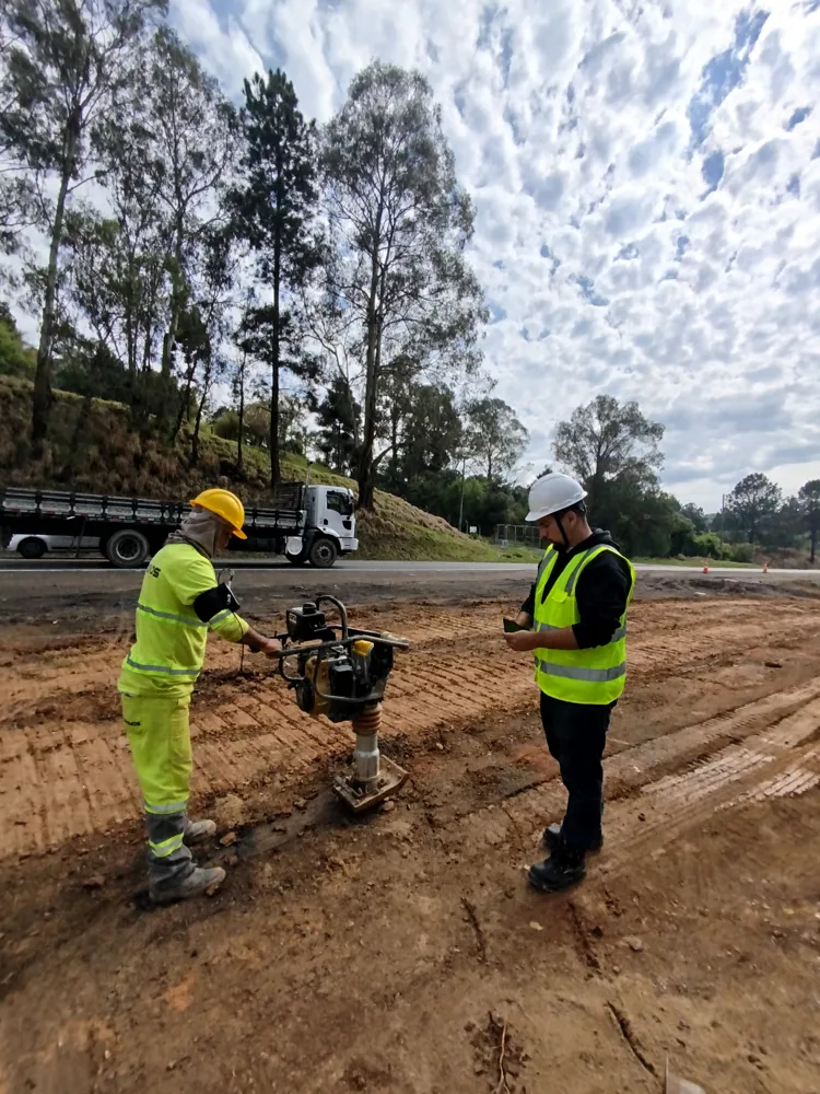 Dosimetria de vibração em operador de compactador de solo