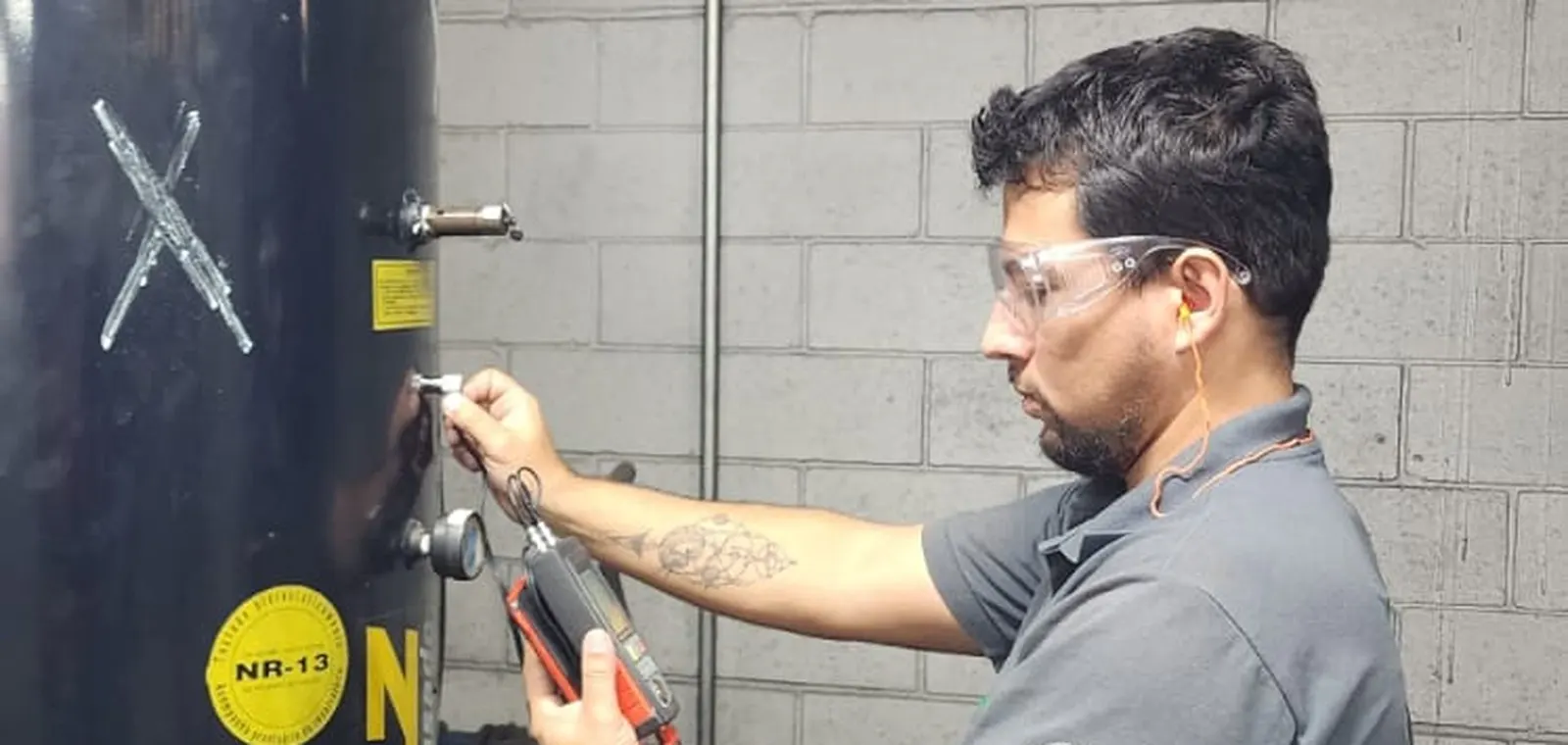 Engenheiro realizando inspeção NR-13 em vaso de pressão