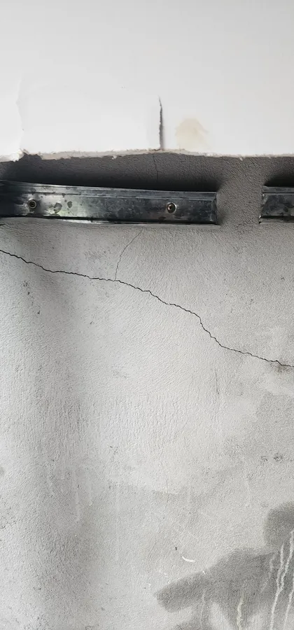 Trinca em parede registrada em laudo cautelar de vizinhança