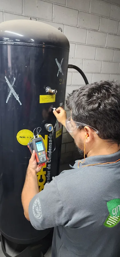 Engenheiro da GNR inspecionando compressor conforme NR-13