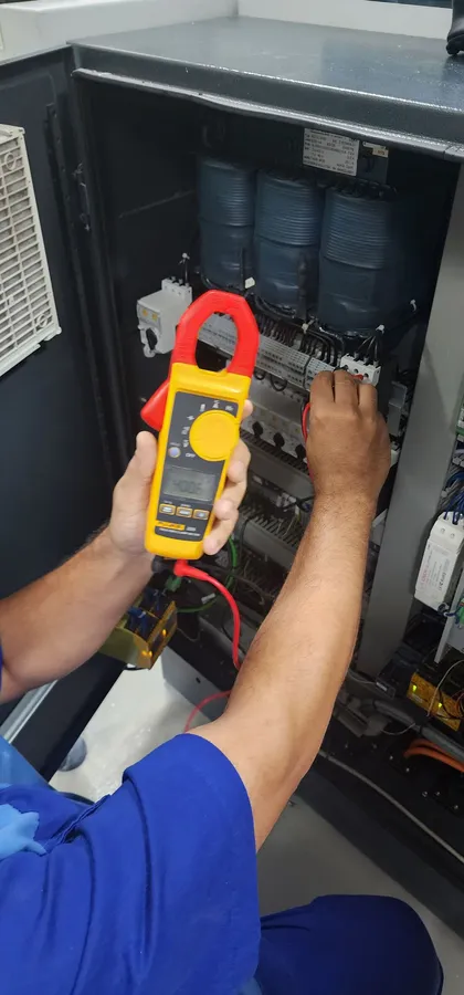 Medição com alicate amperímetro em quadro elétrico