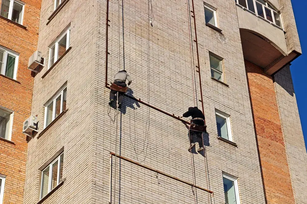 Trabalho em altura com linha de vida e ancoragem